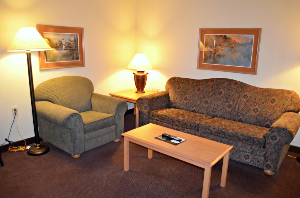 Fossil Creek Hotel & Suites Russell Rum bild