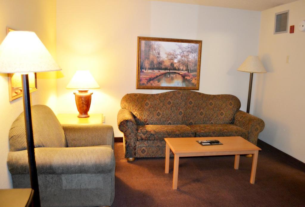 Fossil Creek Hotel & Suites Russell Rum bild