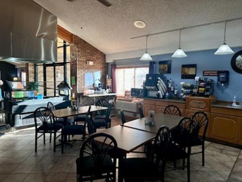 Fossil Creek Hotel & Suites Russell Exteriör bild