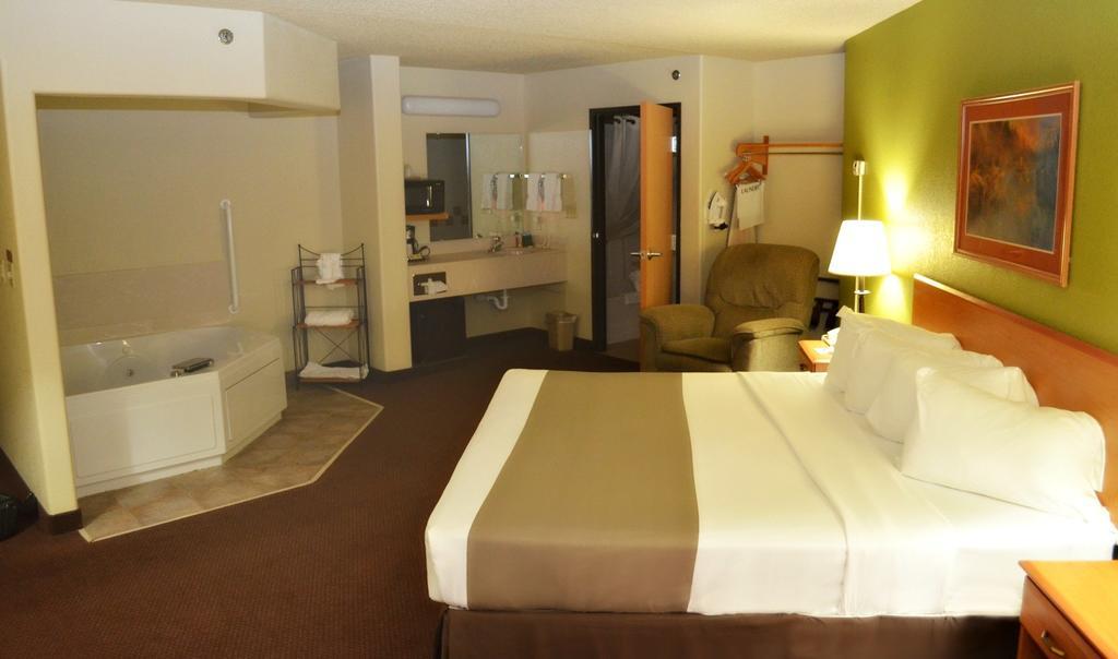 Fossil Creek Hotel & Suites Russell Exteriör bild