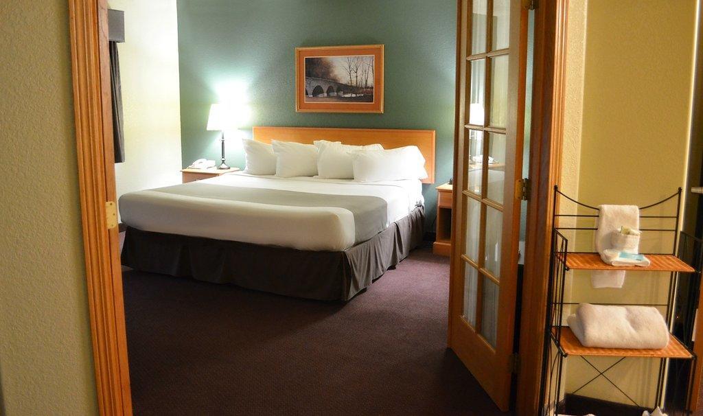 Fossil Creek Hotel & Suites Russell Exteriör bild
