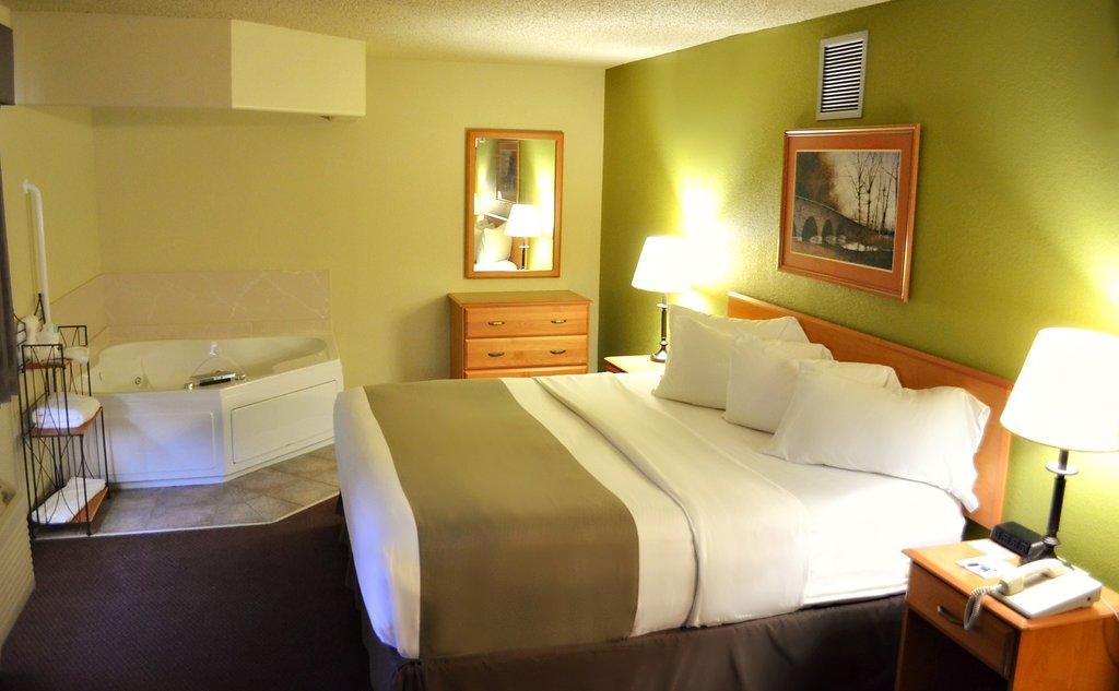 Fossil Creek Hotel & Suites Russell Exteriör bild