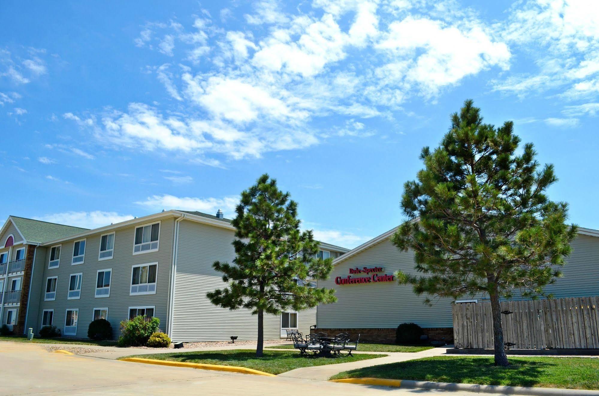Fossil Creek Hotel & Suites Russell Exteriör bild
